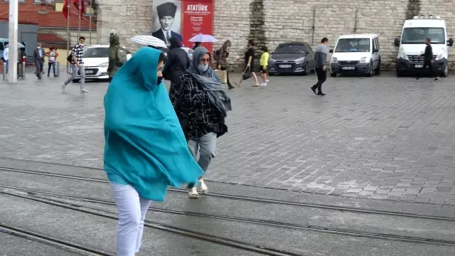 Taksim'de etkili olan sağanak yağmur ve rüzgar vatandaşlara zor anlar yaşattı
