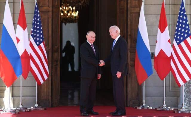 Tam 12 dakika bekletti! Tüm gözlerin çevrildiği Biden-Putin görüşmesi başladı Tam 12 dakika bekletti! Tüm gözlerin çevrildiği Biden-Putin görüşmesi başladı