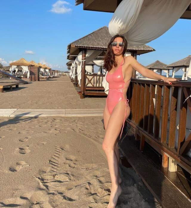 Tatil sezonunu açan 49'luk Defne Samyeli, peş peşe bikini ve mayolu pozlarını paylaştı Tatil sezonunu açan 49'luk Defne Samyeli, peş peşe bikini ve mayolu pozlarını paylaştı