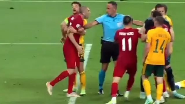 Türkiye-Galler maçının son dakikalarında ortalık karıştı, iki takımın futbolcuları birbirine girdi Türkiye-Galler maçının son dakikalarında ortalık karıştı, iki takımın futbolcuları birbirine girdi