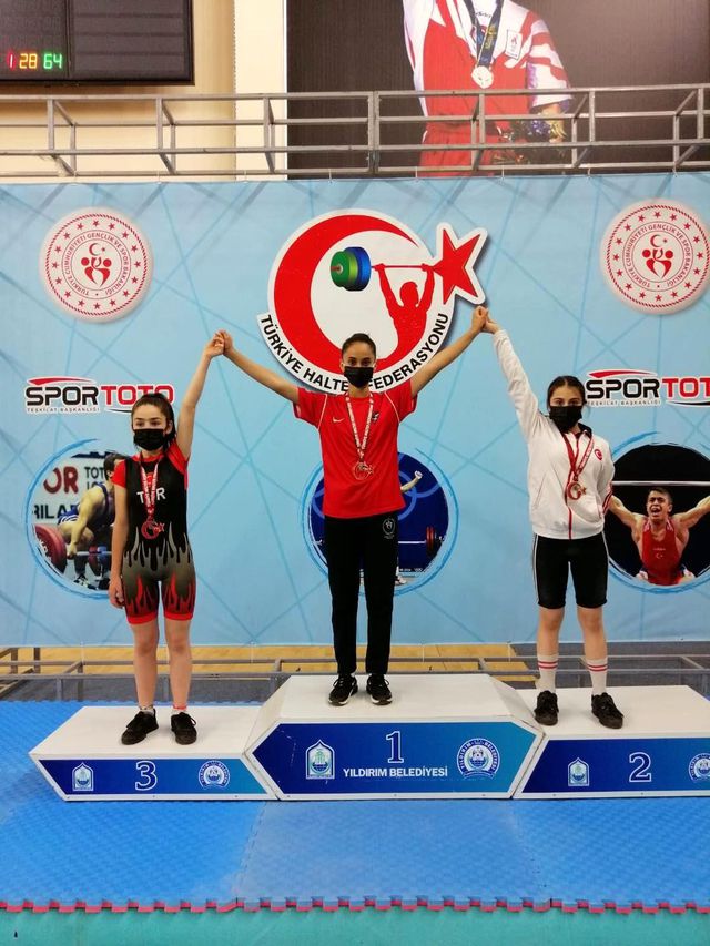Türkiye Halter Şampiyonası'nda Pursaklar Belediyesi sporcusu Leyla Şanay'dan Türkiye ikinciliği