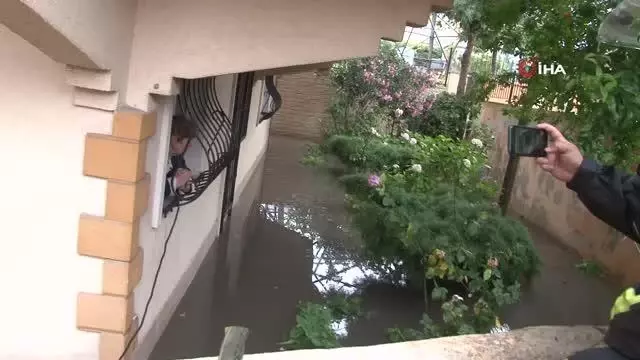 Sağanak İstanbul'u esir aldı! Bahçesini su basan vatandaş evde mahsur kaldı Sağanak İstanbul'u esir aldı! Bahçesini su basan vatandaş evde mahsur kaldı