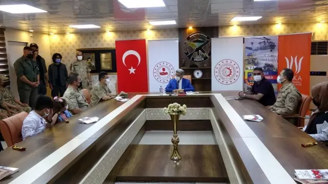 Van'da güvenlik korucusu ve ailelerine kitap dağıtımı