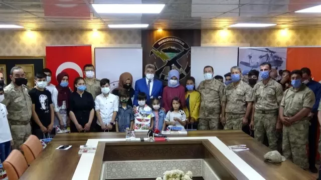 Van'da güvenlik korucusu ve ailelerine kitap dağıtımı