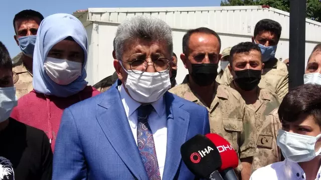 Van'da güvenlik korucusu ve ailelerine kitap dağıtımı