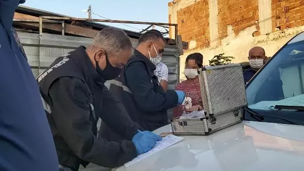 Bursa'da faciadan dönüldü. Boş arsada tabanca bulan küçük kız kazayla arkadaşını vurdu Bursa'da faciadan dönüldü. Boş arsada tabanca bulan küçük kız kazayla arkadaşını vurdu