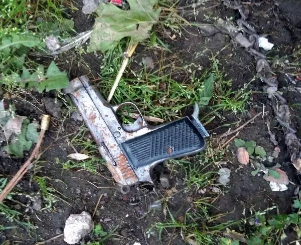 Bursa'da faciadan dönüldü. Boş arsada tabanca bulan küçük kız kazayla arkadaşını vurdu Bursa'da faciadan dönüldü. Boş arsada tabanca bulan küçük kız kazayla arkadaşını vurdu