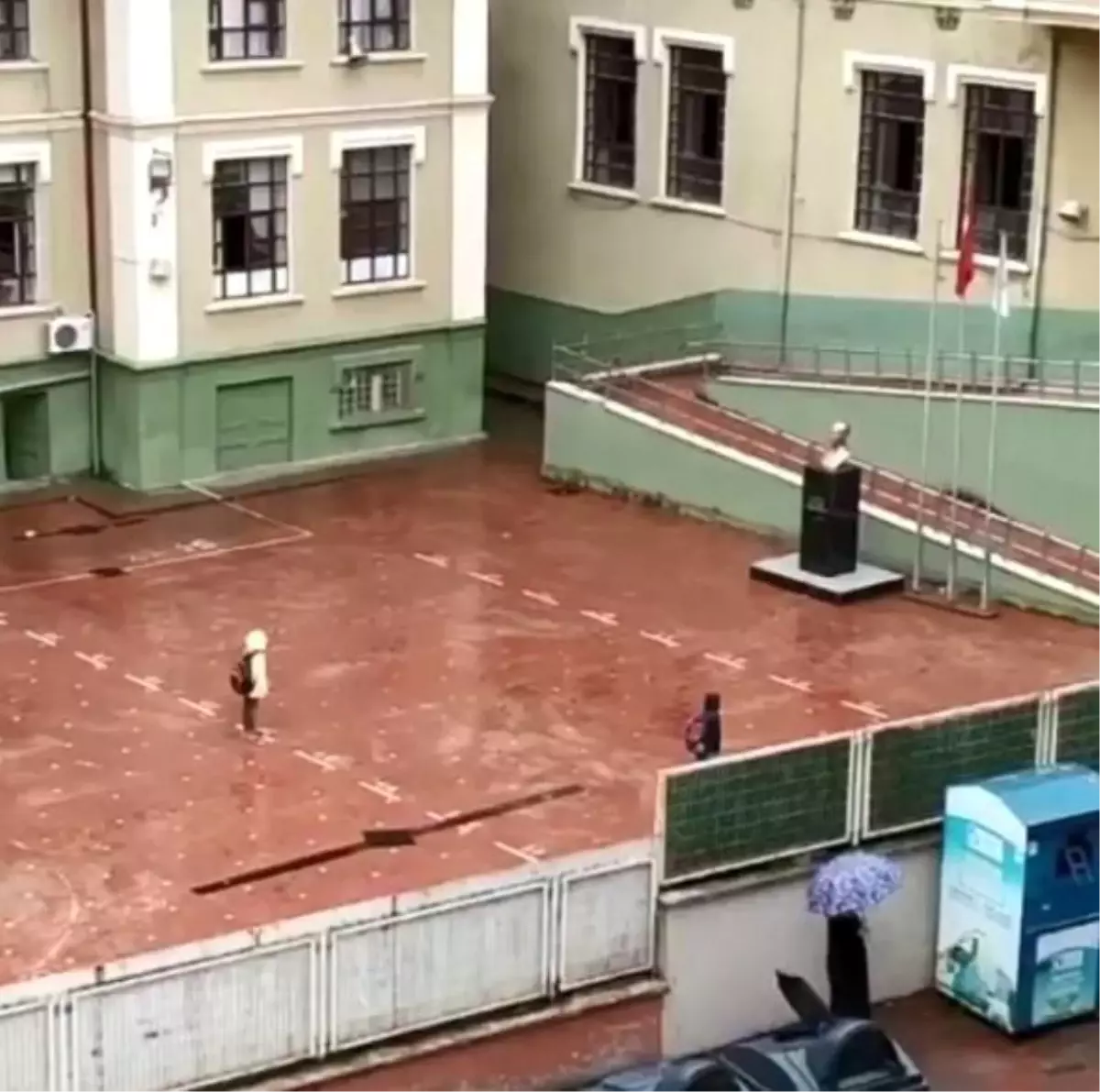 Yağmura aldırmadan İstiklal Marşı okuyan miniklerden büyüklere mesaj
