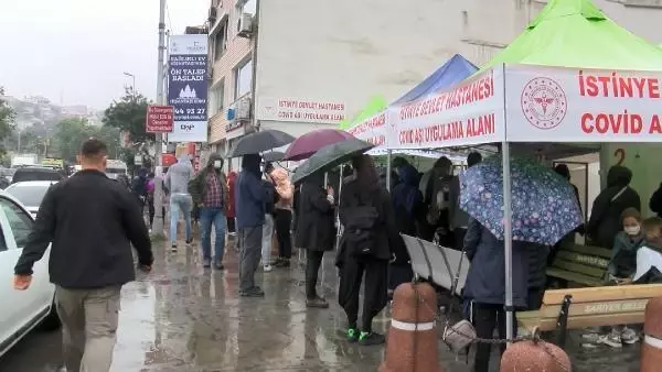 YAĞMURA ALDIRMADILAR AŞI İÇİN BEKLEDİLER YAĞMURA ALDIRMADILAR AŞI İÇİN BEKLEDİLER