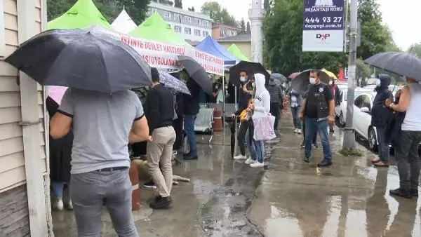 YAĞMURA ALDIRMADILAR AŞI İÇİN BEKLEDİLER