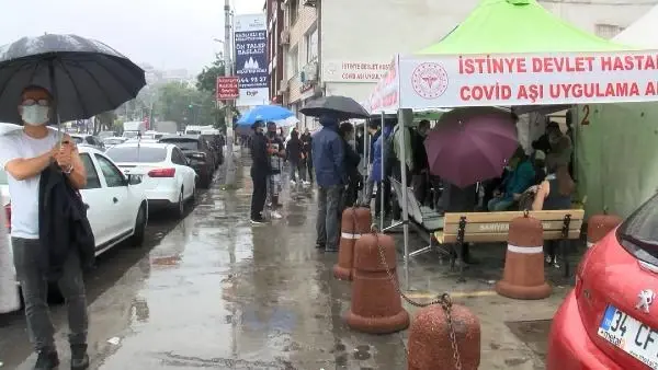 YAĞMURA ALDIRMADILAR AŞI İÇİN BEKLEDİLER