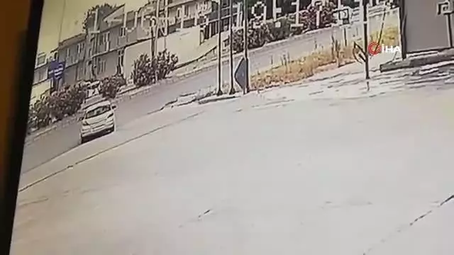 Yolun karşısına geçmeye çalışırken feci şekilde can verdi