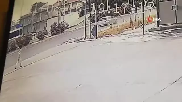 Yolun karşısına geçmeye çalışırken feci şekilde can verdi