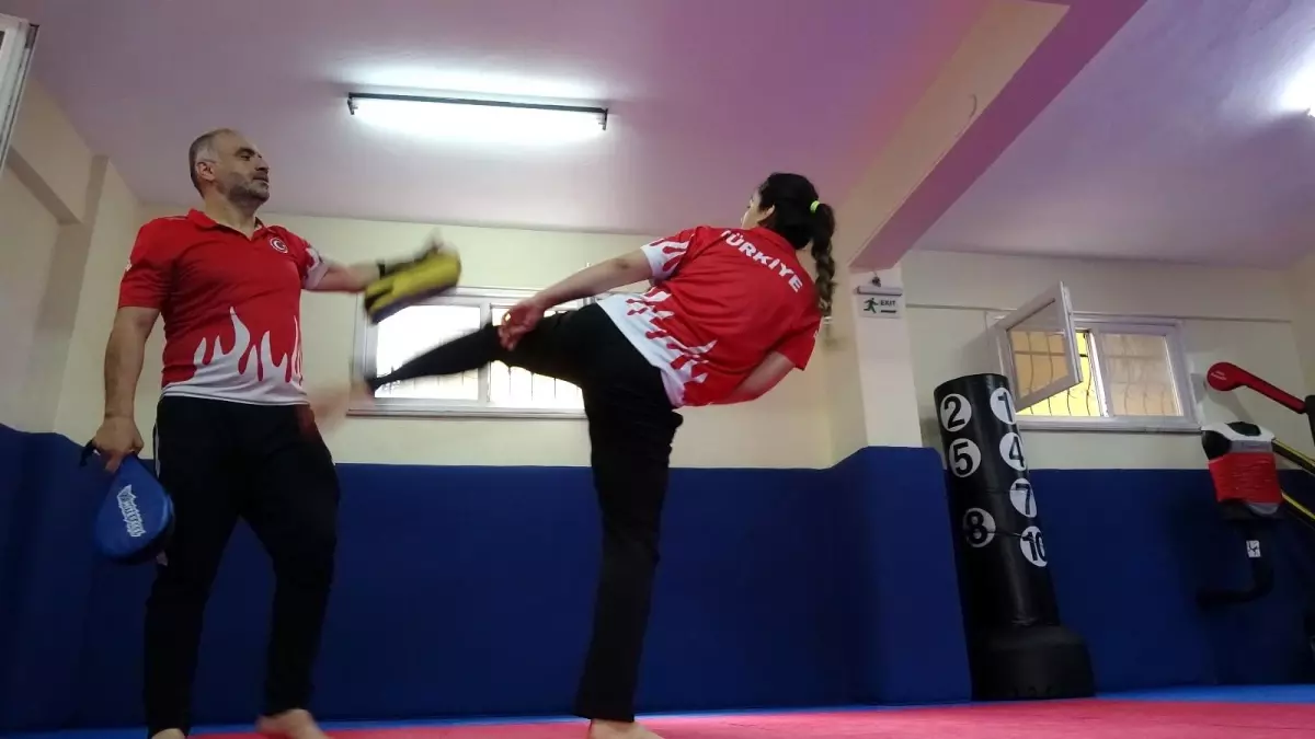 16 yaşındaki milli tekvandocu Sude Yaren Uzunçavdar Bulgaristan'dan gümüş madalya ile döndü