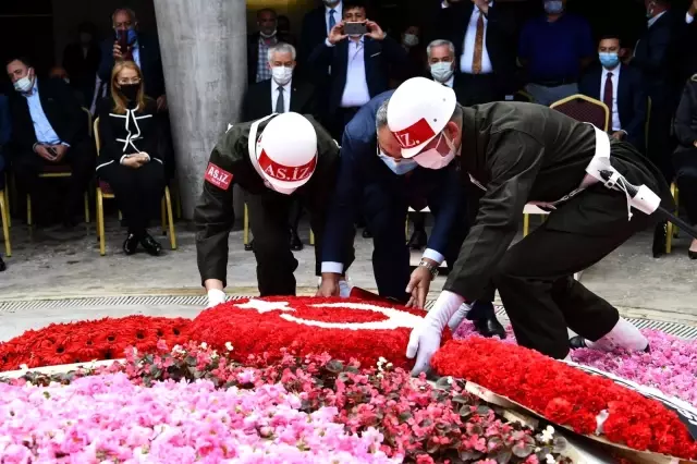 9.Cumhurbaşkanı Süleyman Demirel vefatının 6'ncı yılında kabri başında kısıtlı katılımla anıldı