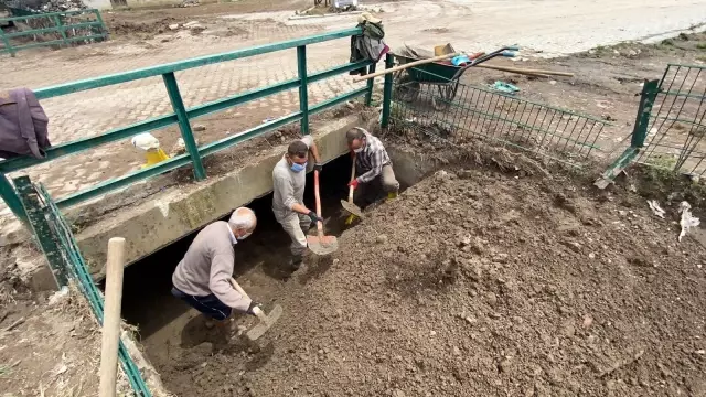 Afyonkarahisar'da 3 ev sular altında kaldı Afyonkarahisar'da 3 ev sular altında kaldı