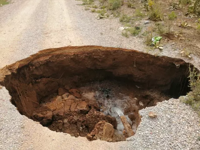 Afyonkarahisar'da etkili olan sağanak nedeniyle mahalle yolunda göçük oluştu Afyonkarahisar'da etkili olan sağanak nedeniyle mahalle yolunda göçük oluştu