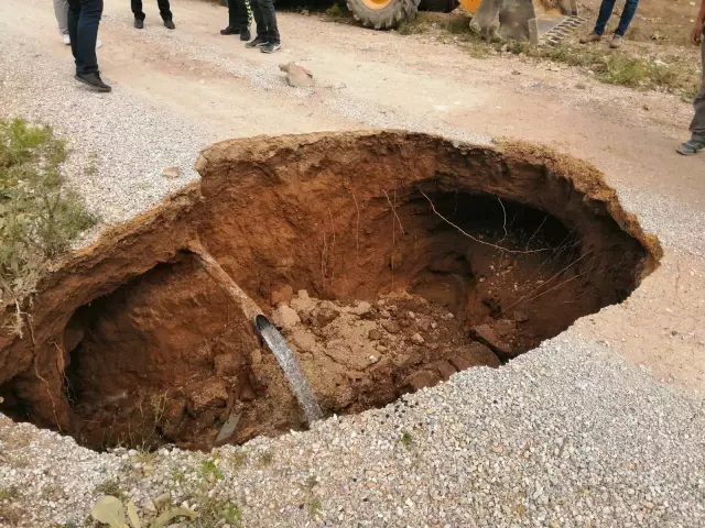 Afyonkarahisar'da etkili olan sağanak nedeniyle mahalle yolunda göçük oluştu Afyonkarahisar'da etkili olan sağanak nedeniyle mahalle yolunda göçük oluştu