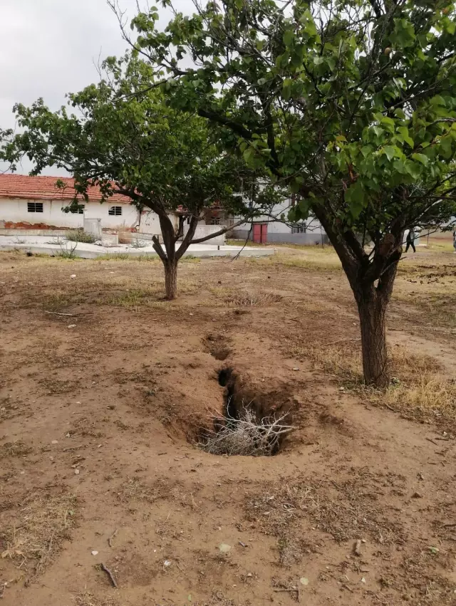 Afyonkarahisar'da etkili olan sağanak nedeniyle mahalle yolunda göçük oluştu Afyonkarahisar'da etkili olan sağanak nedeniyle mahalle yolunda göçük oluştu