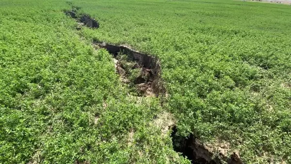 AFYONKARAHİSAR'DA YOLDA VE TARIM ARAZİSİNDE OLUŞAN YARIK 2 KİLOMETREYE ULAŞTI AFYONKARAHİSAR'DA YOLDA VE TARIM ARAZİSİNDE OLUŞAN YARIK 2 KİLOMETREYE ULAŞTI