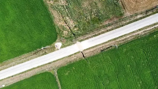 AFYONKARAHİSAR'DA YOLDA VE TARIM ARAZİSİNDE OLUŞAN YARIK 2 KİLOMETREYE ULAŞTI AFYONKARAHİSAR'DA YOLDA VE TARIM ARAZİSİNDE OLUŞAN YARIK 2 KİLOMETREYE ULAŞTI