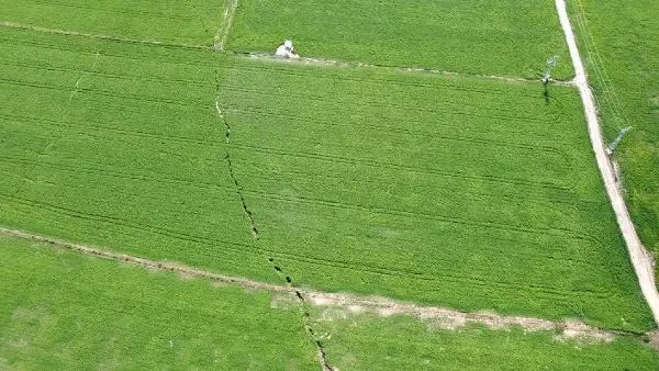 AFYONKARAHİSAR'DA YOLDA VE TARIM ARAZİSİNDE OLUŞAN YARIK 2 KİLOMETREYE ULAŞTI AFYONKARAHİSAR'DA YOLDA VE TARIM ARAZİSİNDE OLUŞAN YARIK 2 KİLOMETREYE ULAŞTI