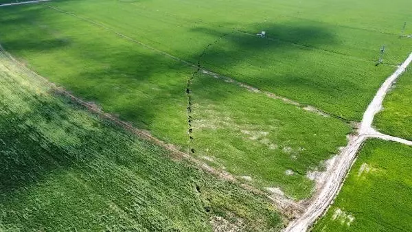 AFYONKARAHİSAR'DA YOLDA VE TARIM ARAZİSİNDE OLUŞAN YARIK 2 KİLOMETREYE ULAŞTI AFYONKARAHİSAR'DA YOLDA VE TARIM ARAZİSİNDE OLUŞAN YARIK 2 KİLOMETREYE ULAŞTI