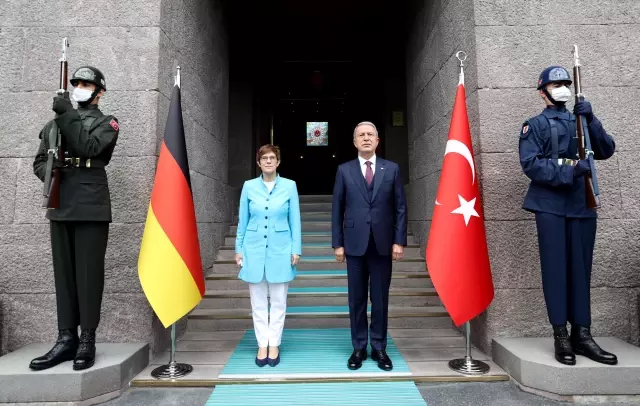 Bakan Akar, Almanya Savunma Bakanı Annegret Kramp-Karrenbauer ile görüştü