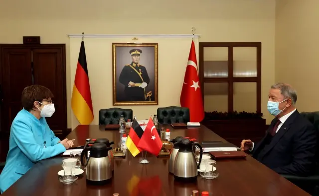 Bakan Akar, Almanya Savunma Bakanı Annegret Kramp-Karrenbauer ile görüştü