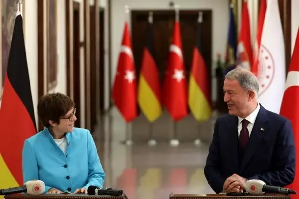 Bakan Akar, Almanya Savunma Bakanı Annegret Kramp-Karrenbauer ile görüştü