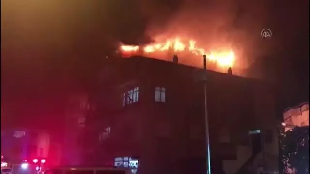 Bir daire ve çatıda çıkan yangın hasara neden oldu