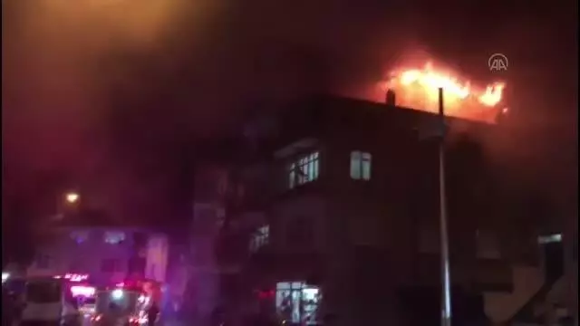 Bir daire ve çatıda çıkan yangın hasara neden oldu