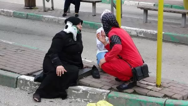 Bursa'da otomobil, otobüs durağına daldı: 5 yaralı