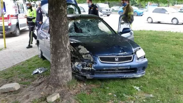 Bursa'da otomobil, otobüs durağına daldı: 5 yaralı