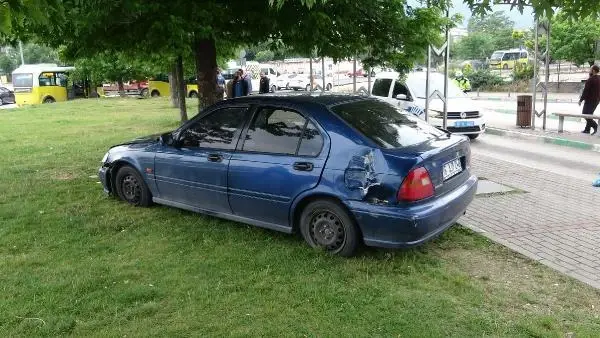 Bursa'da otomobil, otobüs durağına daldı: 5 yaralı