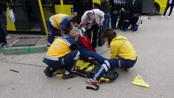 Bursa'da otomobil, otobüs durağına daldı: 5 yaralı