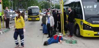 Bursa'da otomobil, otobüs durağına daldı: 5 yaralı