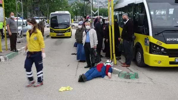Bursa'da otomobil, otobüs durağına daldı: 5 yaralı Bursa'da otomobil, otobüs durağına daldı: 5 yaralı