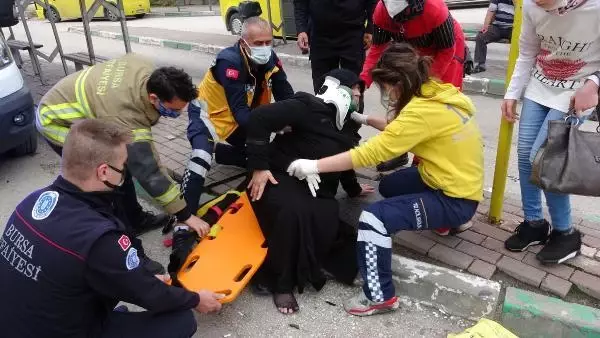 Bursa'da otomobil, otobüs durağına daldı: 5 yaralı