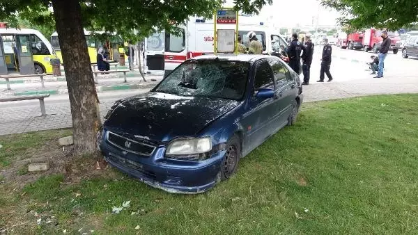 Bursa'da otomobil, otobüs durağına daldı: 5 yaralı