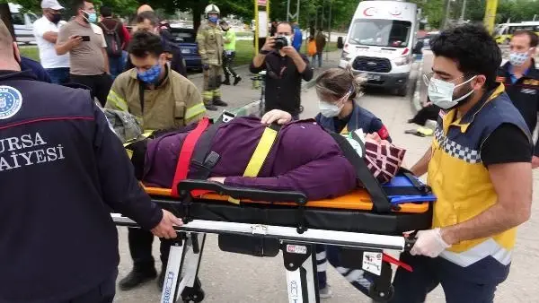 Bursa'da otomobil, otobüs durağına daldı: 5 yaralı