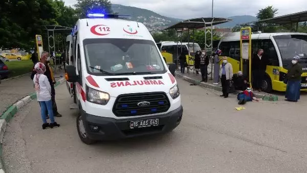 Bursa'da otomobil, otobüs durağına daldı: 5 yaralı