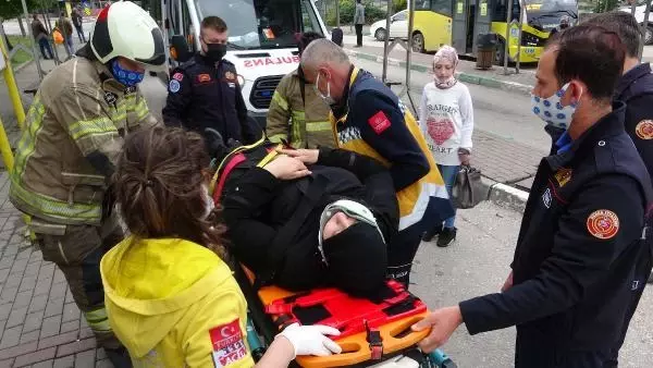Bursa'da otomobil, otobüs durağına daldı: 5 yaralı