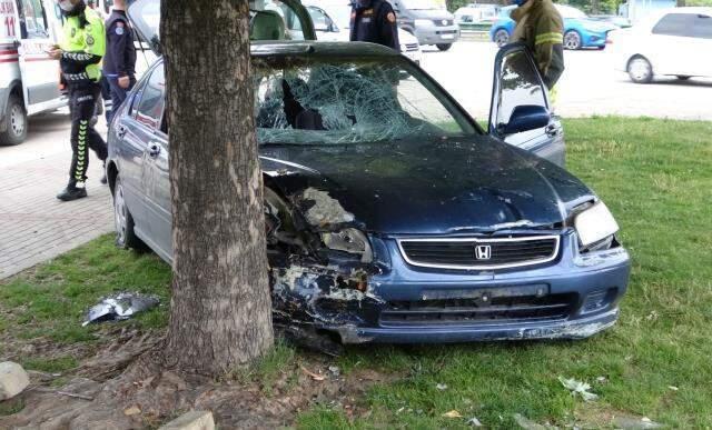BURSA'DA OTOMOBİL, OTOBÜS DURAĞINA DALDI: 5 YARALI