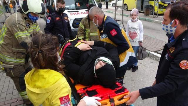 BURSA'DA OTOMOBİL, OTOBÜS DURAĞINA DALDI: 5 YARALI