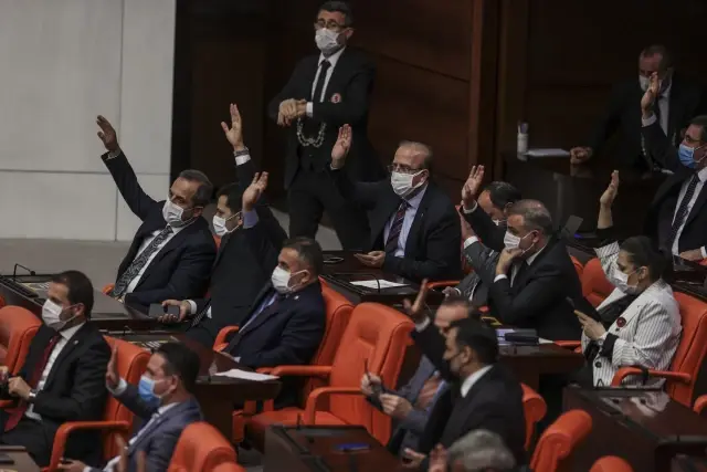 Ceza ve Güvenlik Tedbirlerinin İnfazı Hakkında Kanun ile Bazı Kanunlarda Değişiklik Yapılmasına Dair Kanun Teklifi, TBMM Genel Kurulunda kabul edildi. Ceza ve Güvenlik Tedbirlerinin İnfazı Hakkında Kanun ile Bazı Kanunlarda Değişiklik Yapılmasına Dair Kanun Teklifi, TBMM Genel Kurulunda kabul edildi.