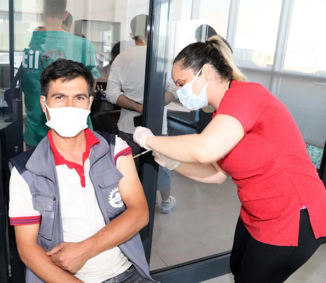 Diyarbakır'da organize sanayi bölgesinde aşı uygulaması başladı