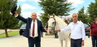 DYP'li eski Belediye Başkanı Demirel'in mezarına kıratla girdi