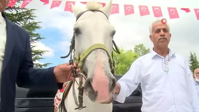 DYP'li eski Belediye Başkanı Demirel'in mezarına kıratla girdi