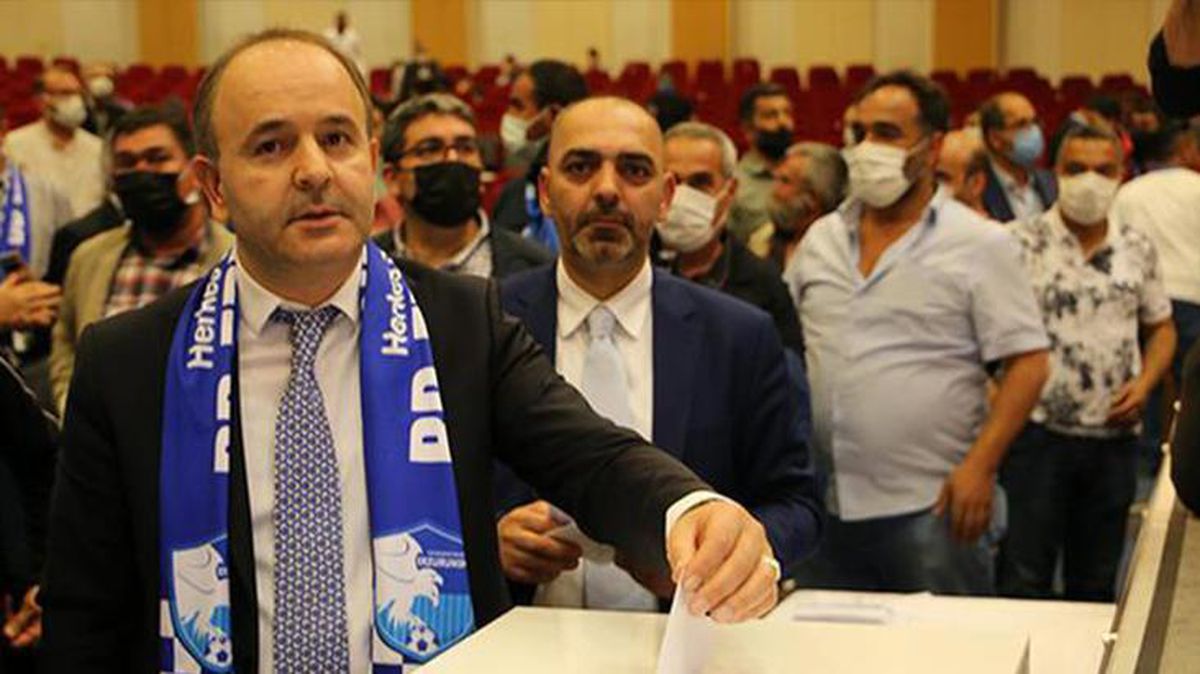 Erzurumspor'a yeniden başkan seçilen Ömer Düzgün'ü protesto eden taraftarlar gündeme oturdu